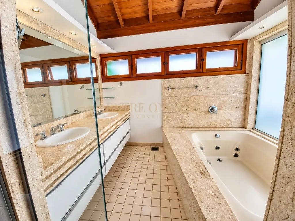 700 m² house with a bathtub and a fireplace — photo 8