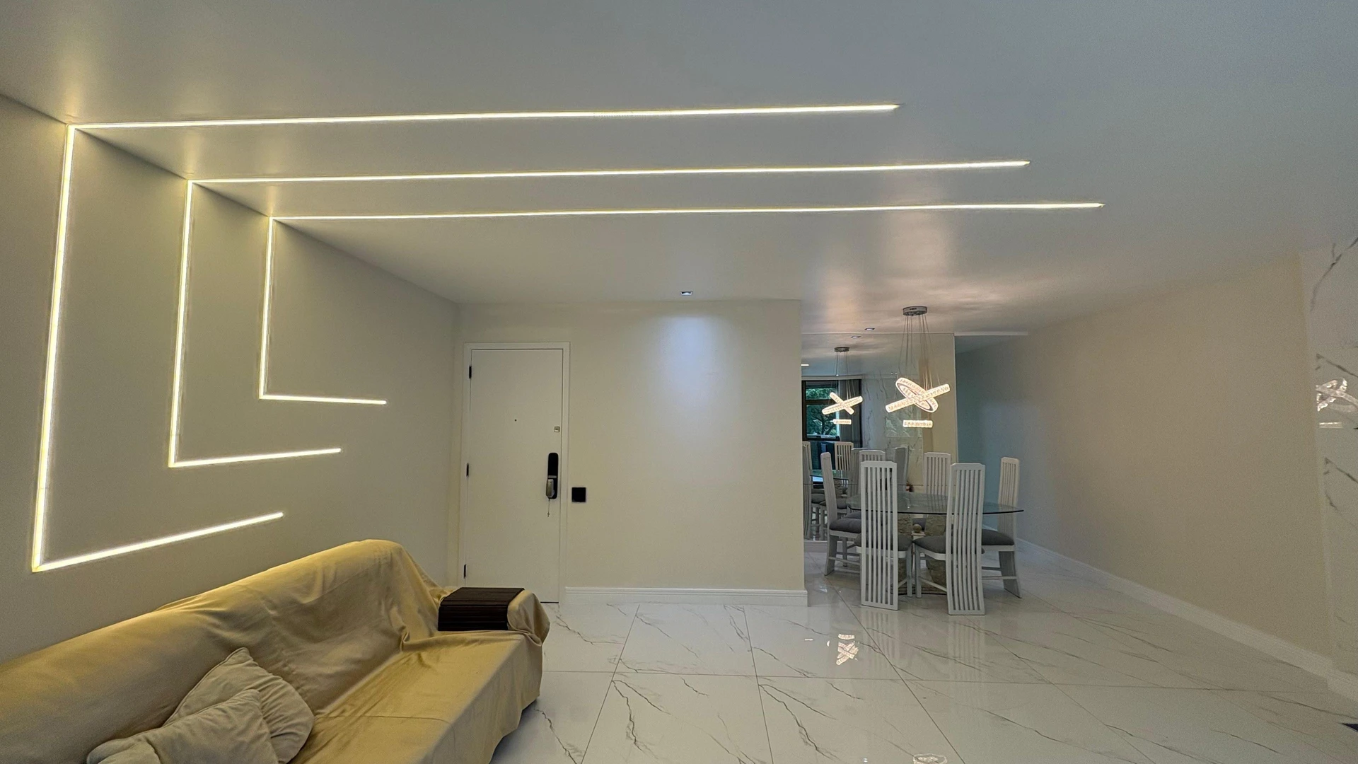 Glass-enclosed balcony in a 3-bedroom apartment, 120 m² — photo 46