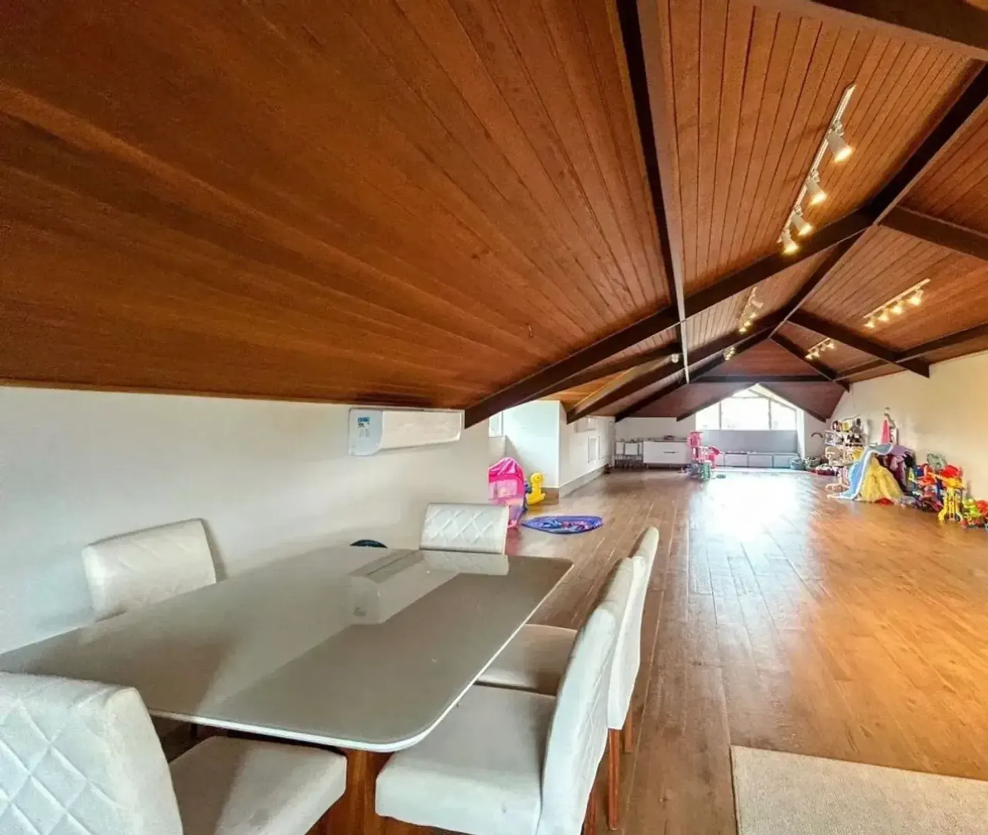 Furnished house with 4 bedrooms and open-plan kitchen — photo 24
