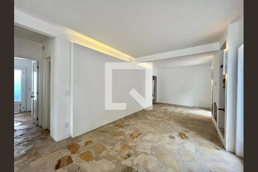Balcony with a grill in a 3-bedroom house, 220 m² — photo 13
