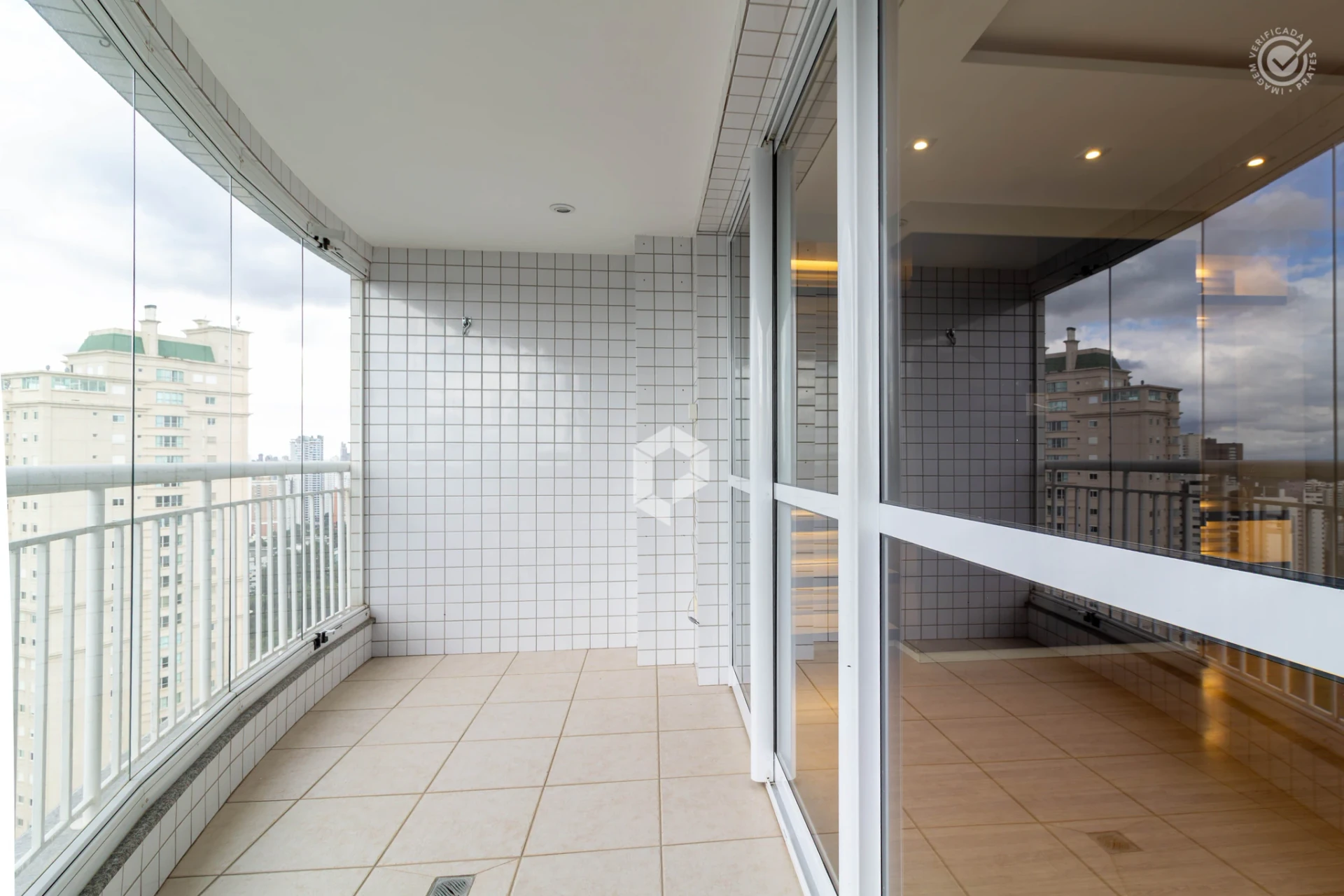 Bathtub in a 3-bedroom apartment, 180 m² — photo 19