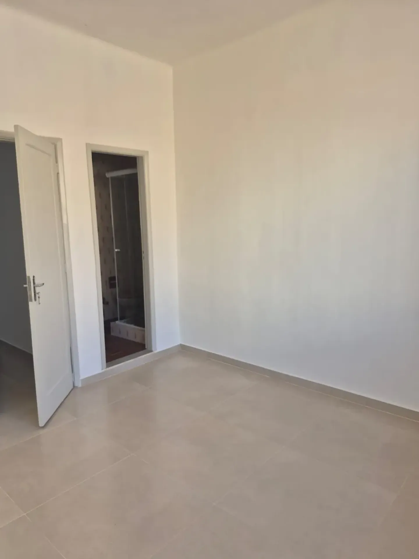 Apartamento sem mobília com cozinha planejada e tanque — photo 28