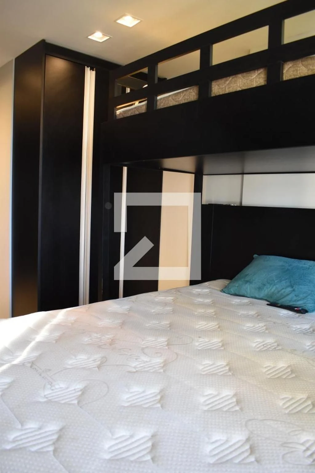 17 m² studio with a washing machine and a home office — photo 3