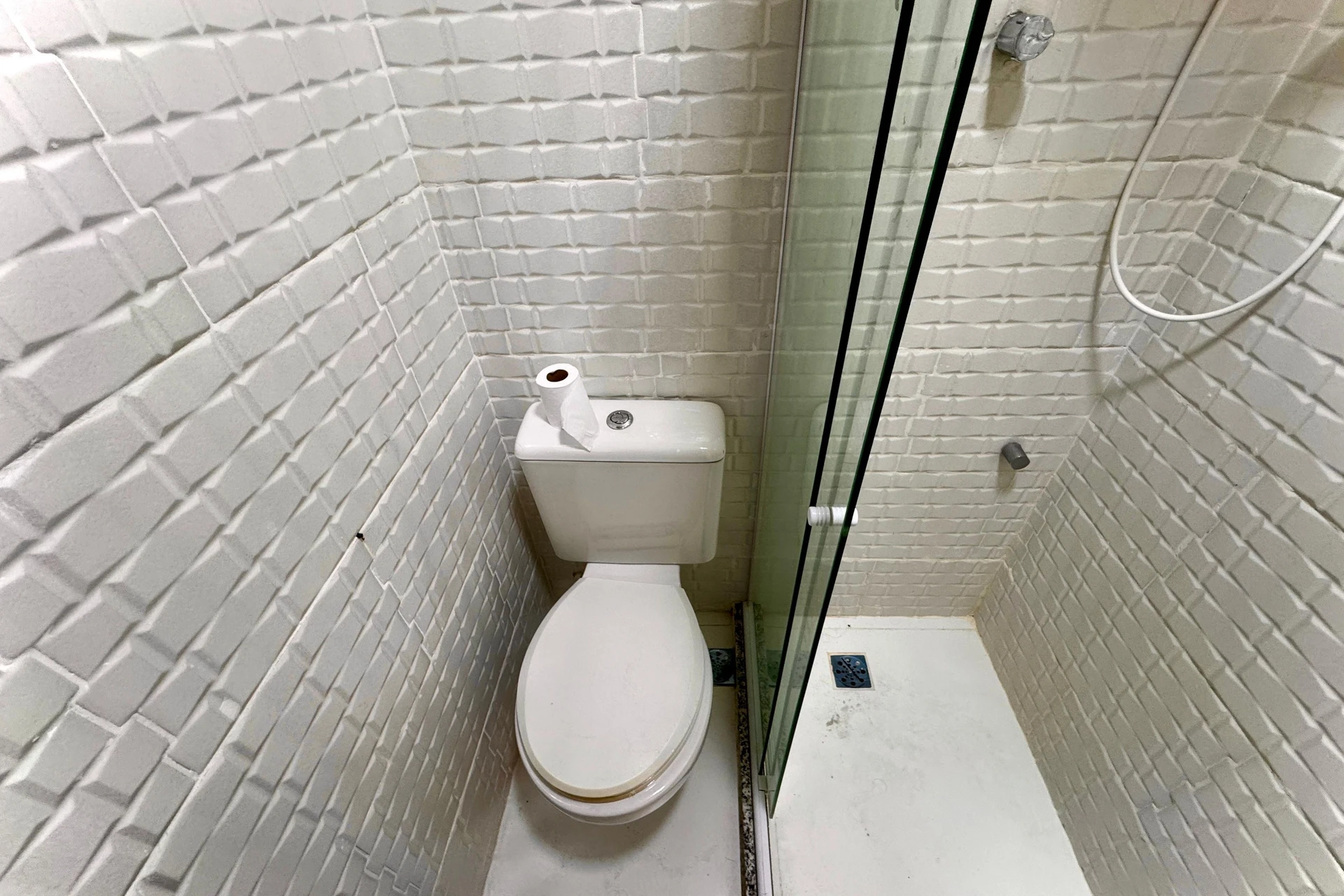 Furnished 1-bedroom apartment with pet-friendly policy — photo 2