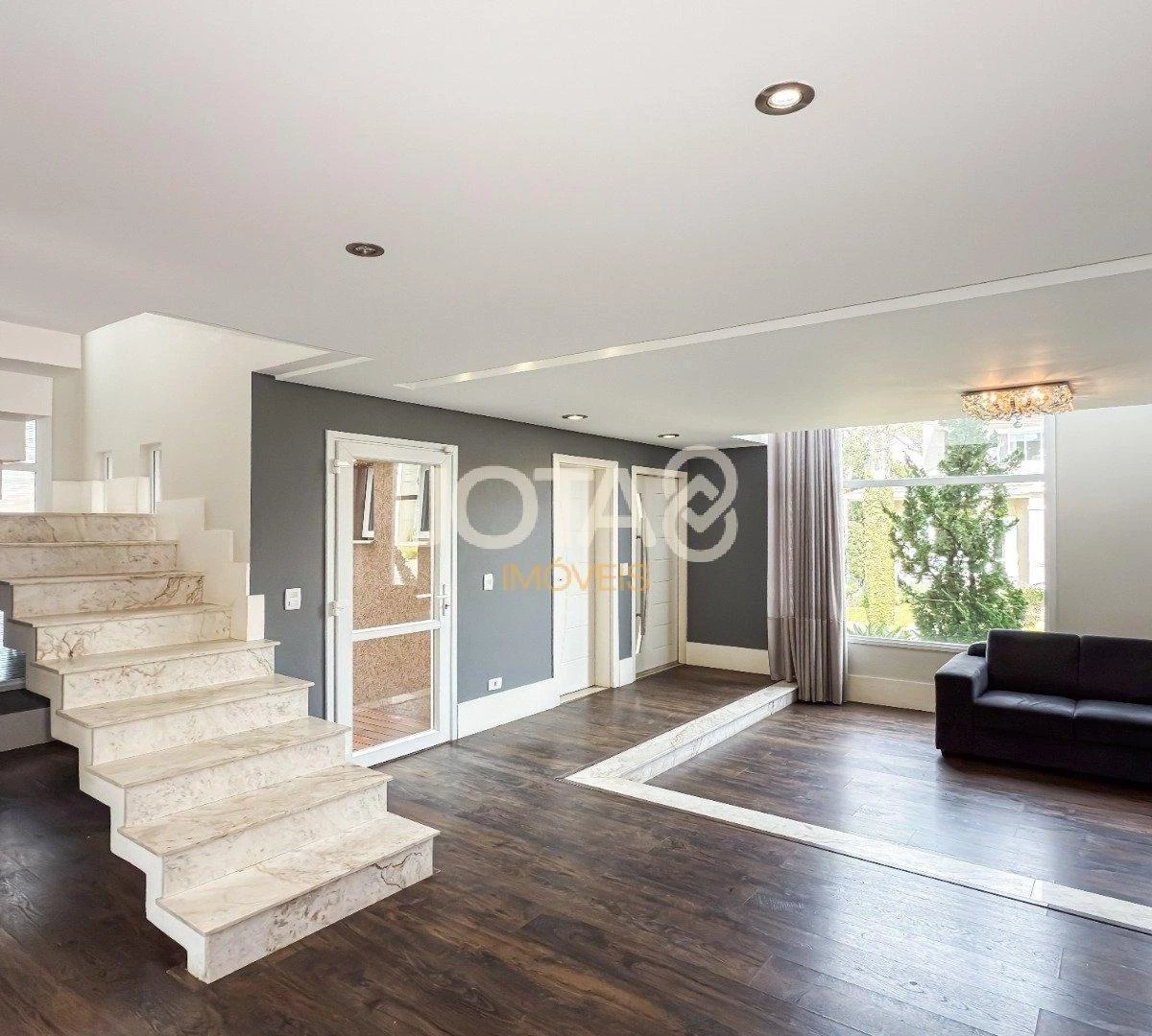 4-bedroom house with floor-to-ceiling windows — photo 27