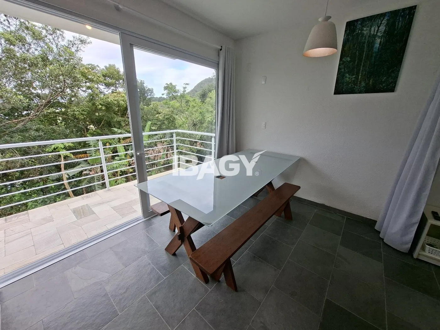 Furnished apartment, 50 m², with floor-to-ceiling windows