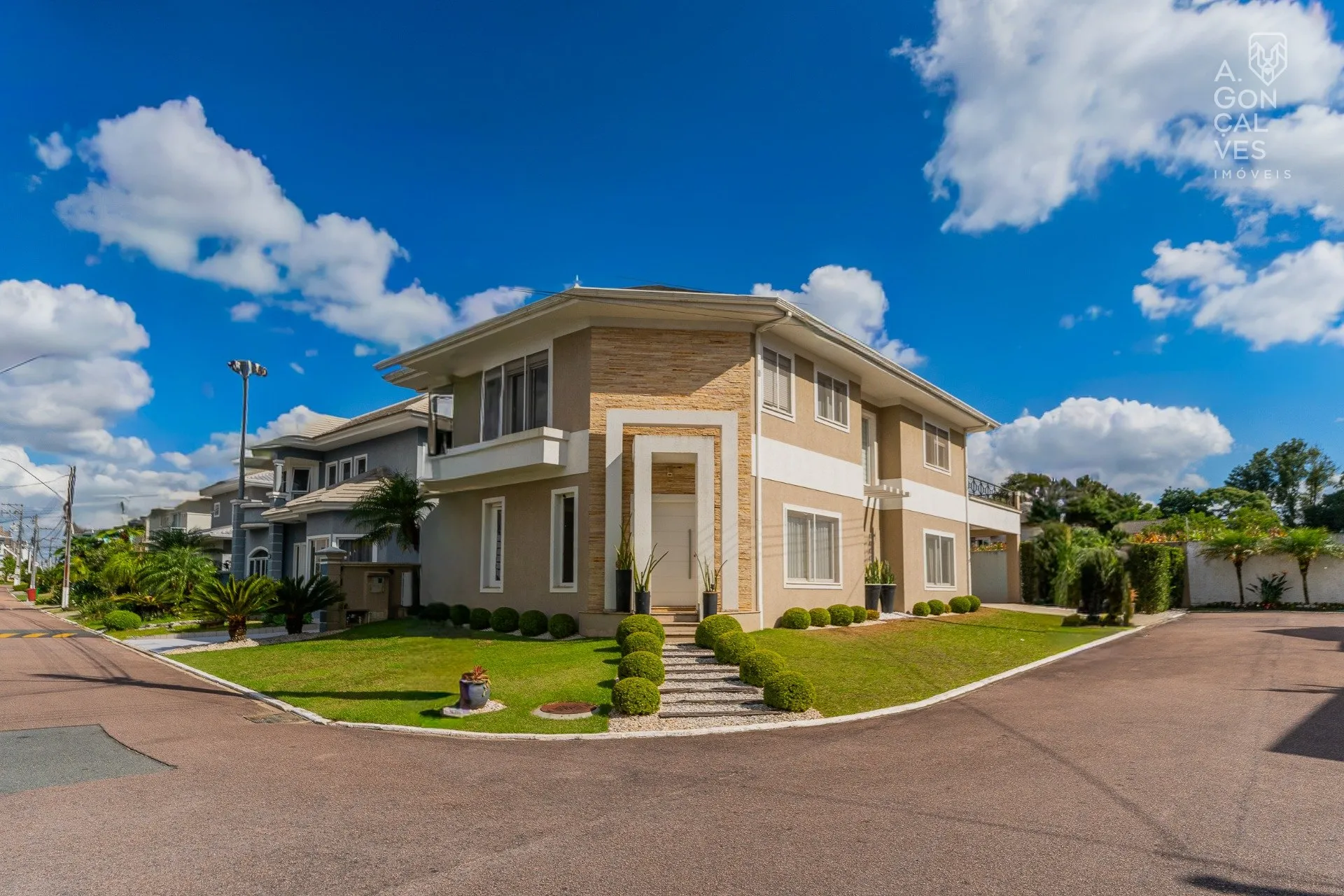 House with 4 bedrooms, open-plan kitchen and 4 parking