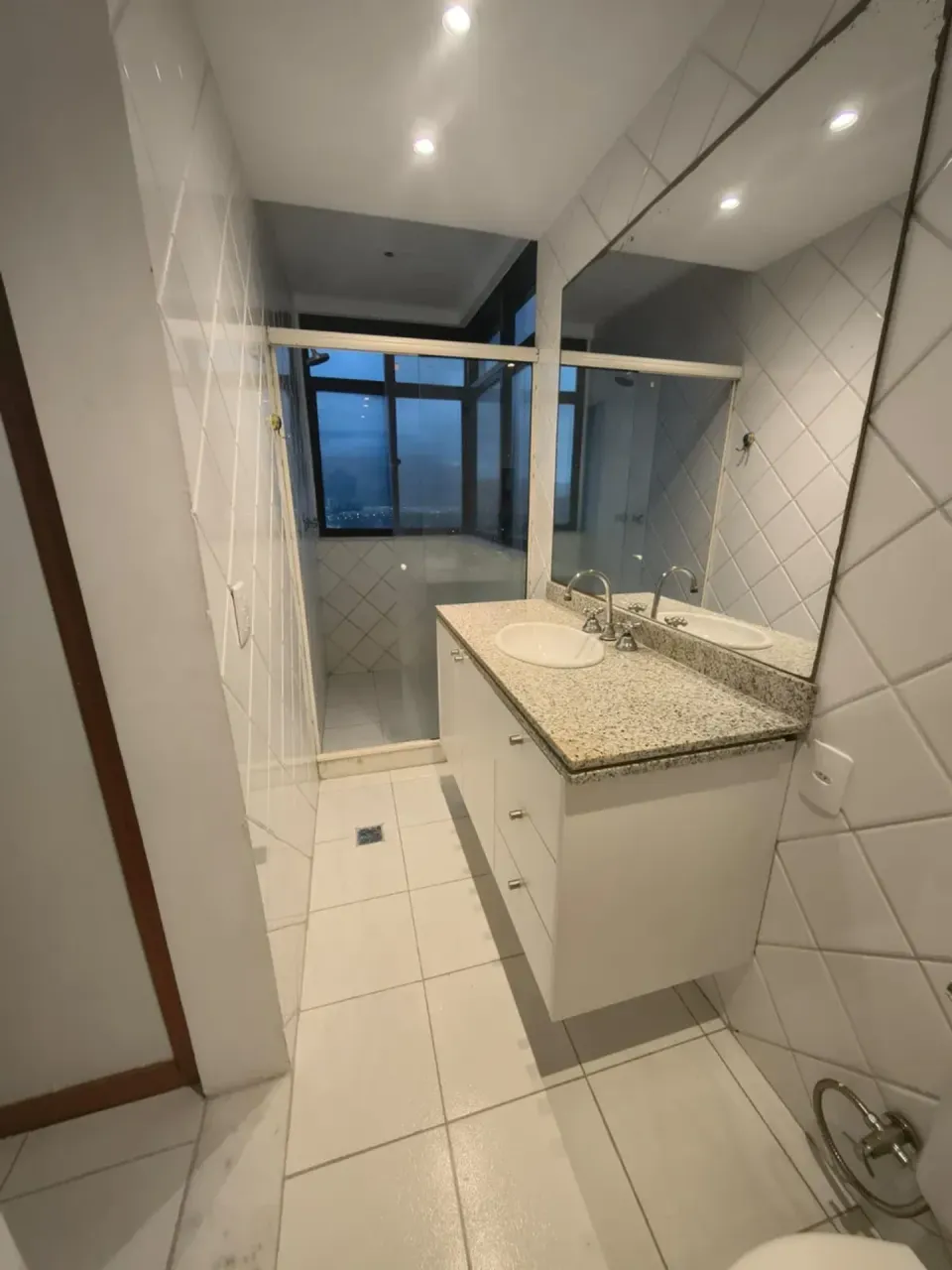 3-bedroom apartment with 3 bathrooms and glass balcony — photo 11
