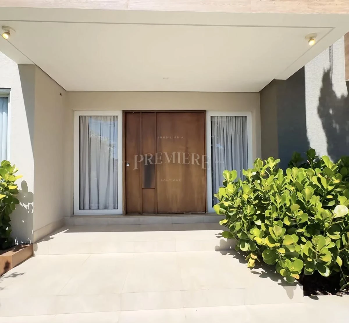 4-bedroom house with a glass-enclosed balcony in Curitiba — photo 15