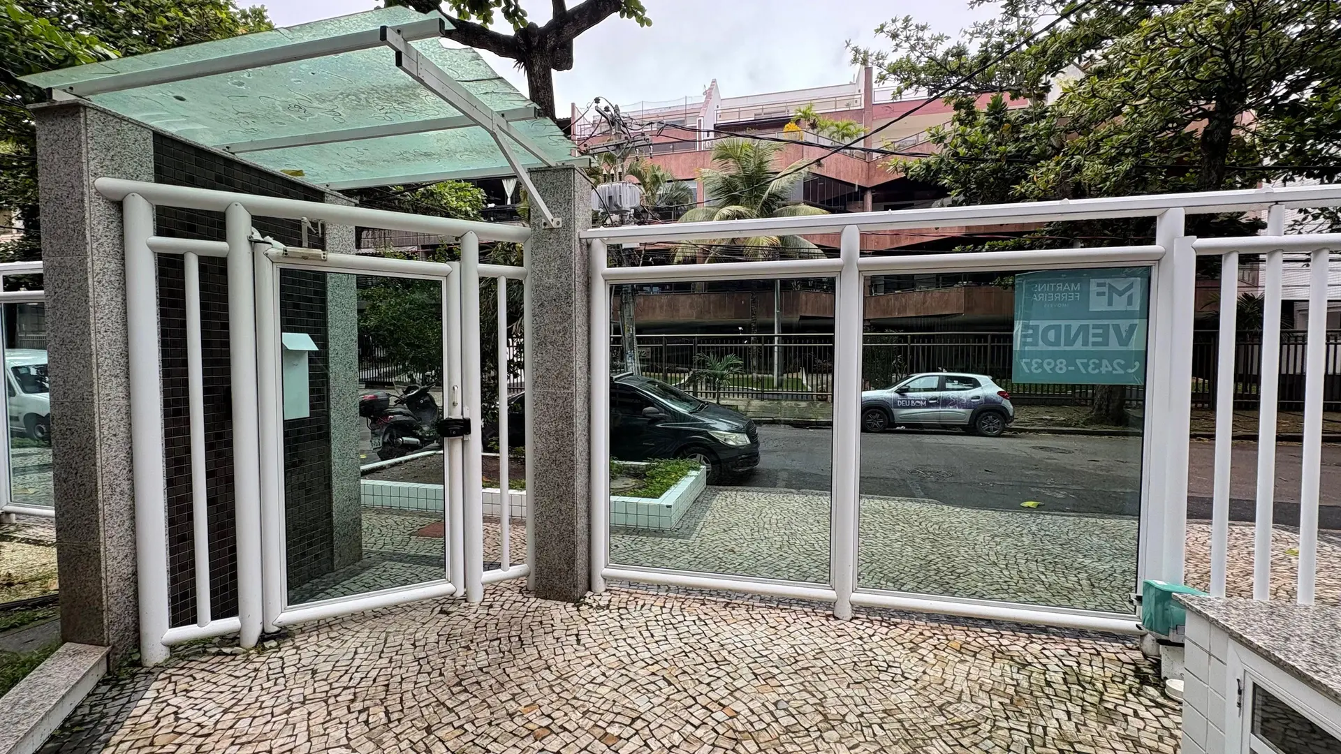 100 m² apartment with a grill on the balcony and a jacuzzi — photo 33