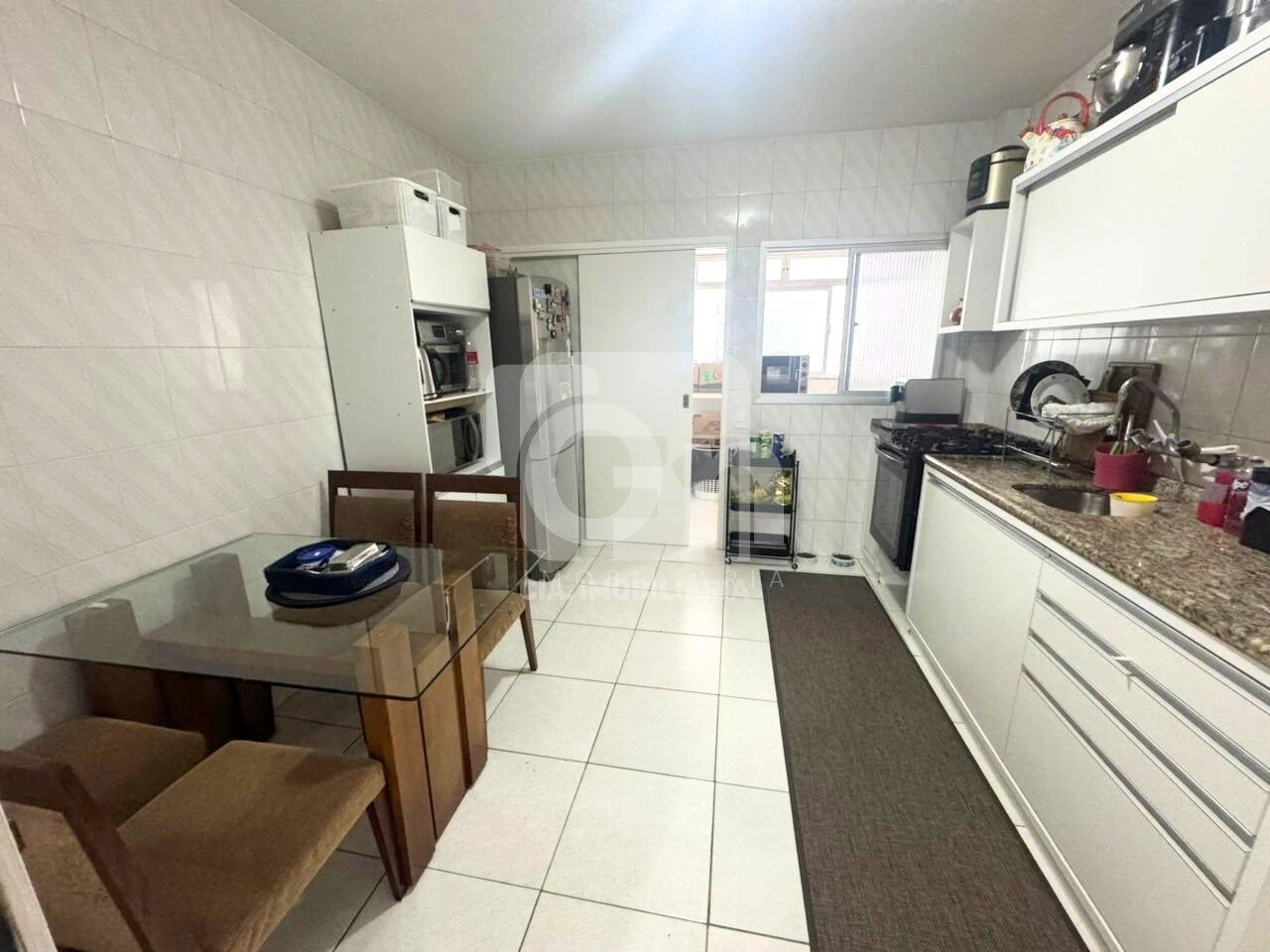 Wood or laminate floors in a 3-bedroom apartment, 114 m² — photo 2