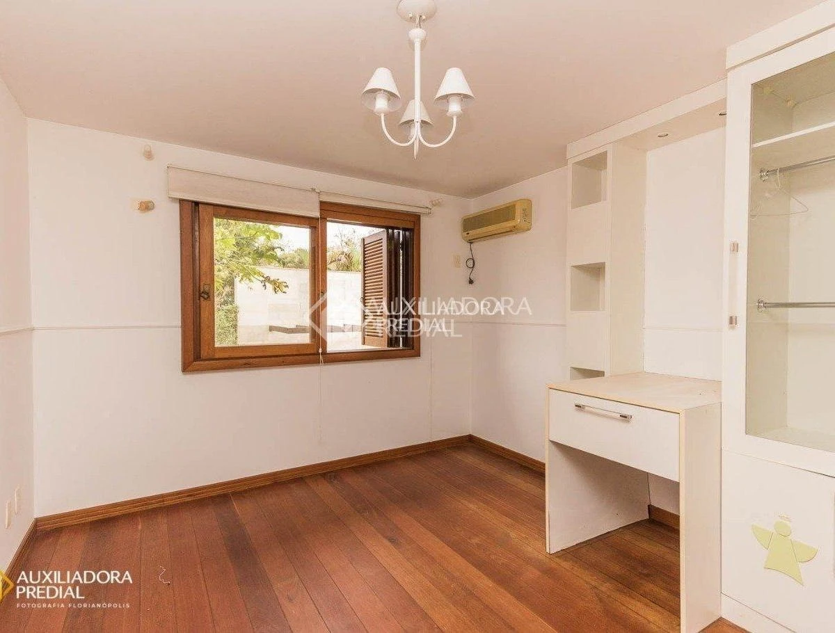 560 m² house with floor-to-ceiling windows and a home office — photo 19