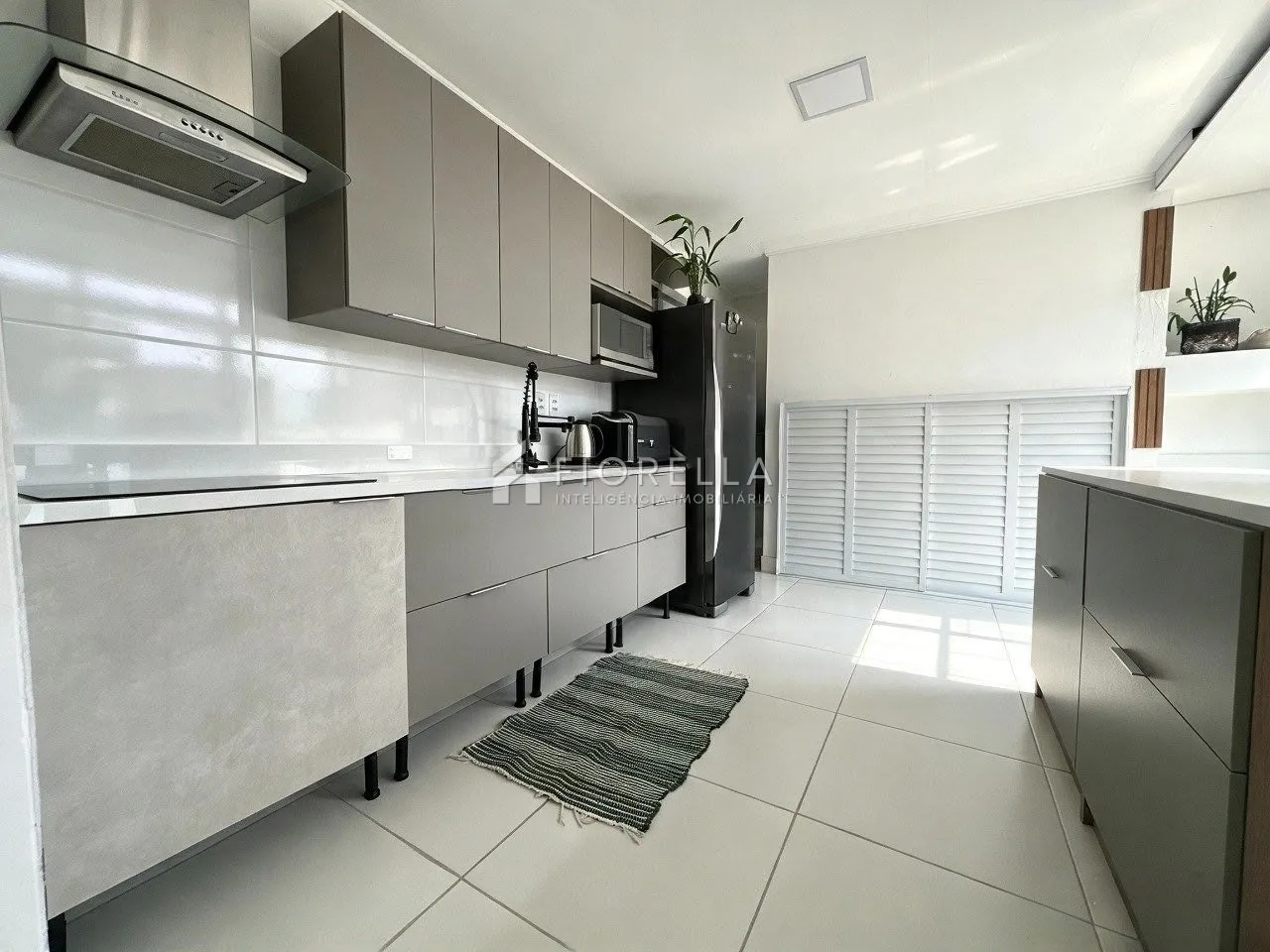 Furnished apartment, 184 m², with a glass-enclosed balcony — photo 7