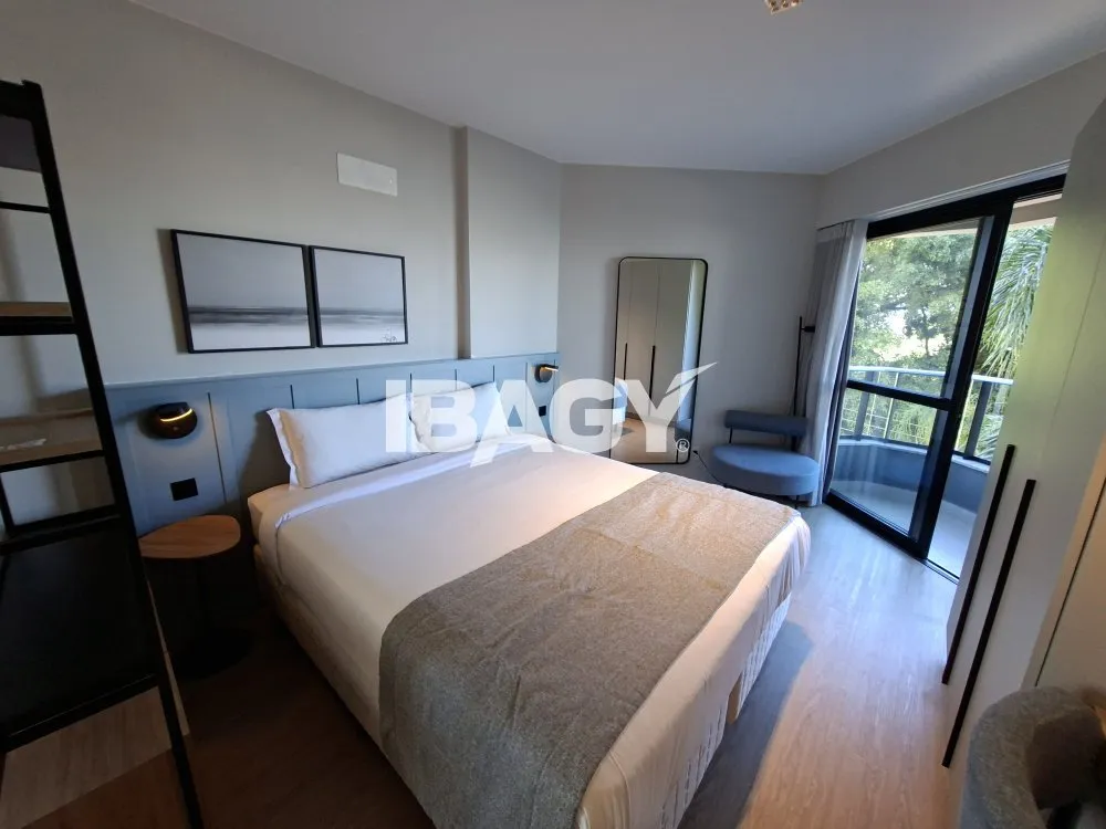 Studio with a glassed-in balcony and open-plan kitchen — photo 151