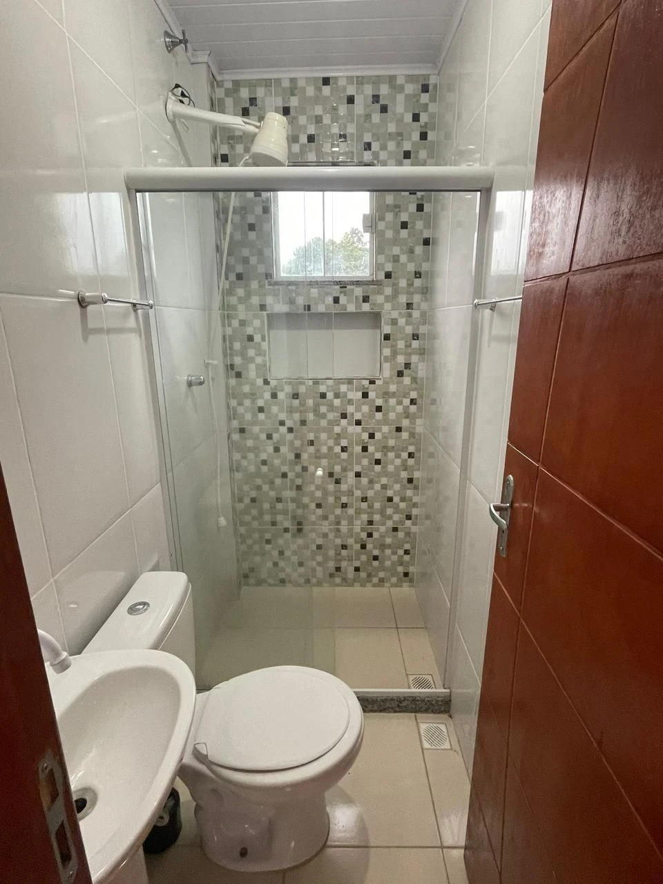 1-bedroom apartment with a glass shower enclosure — photo 7