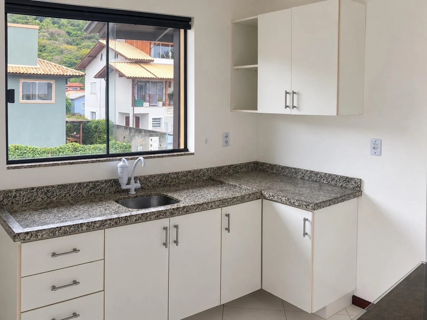 Apartamento sem mobília de 1 quarto e cozinha integrada