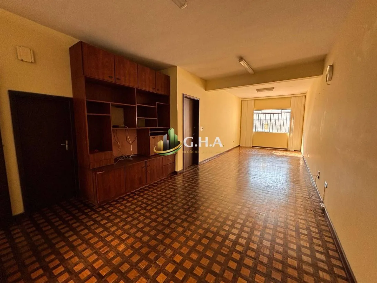 House, 368 m², with wood or laminate floors — photo 18