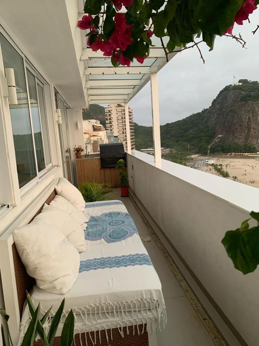 Balcony with a grill in a 3-bedroom apartment, 159 m² — photo 11