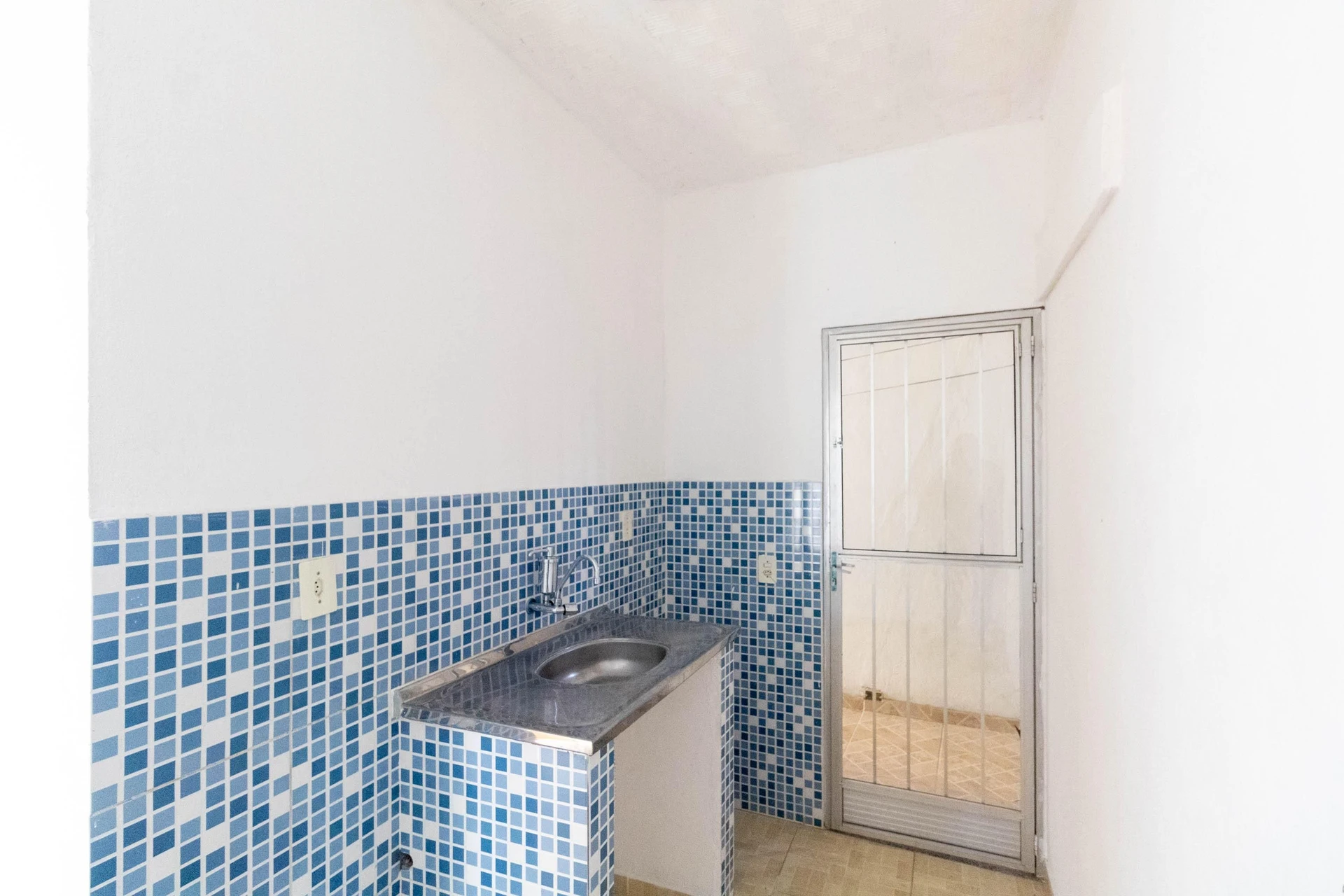 Unfurnished studio with 1 bedroom and 1 bathroom — photo 18
