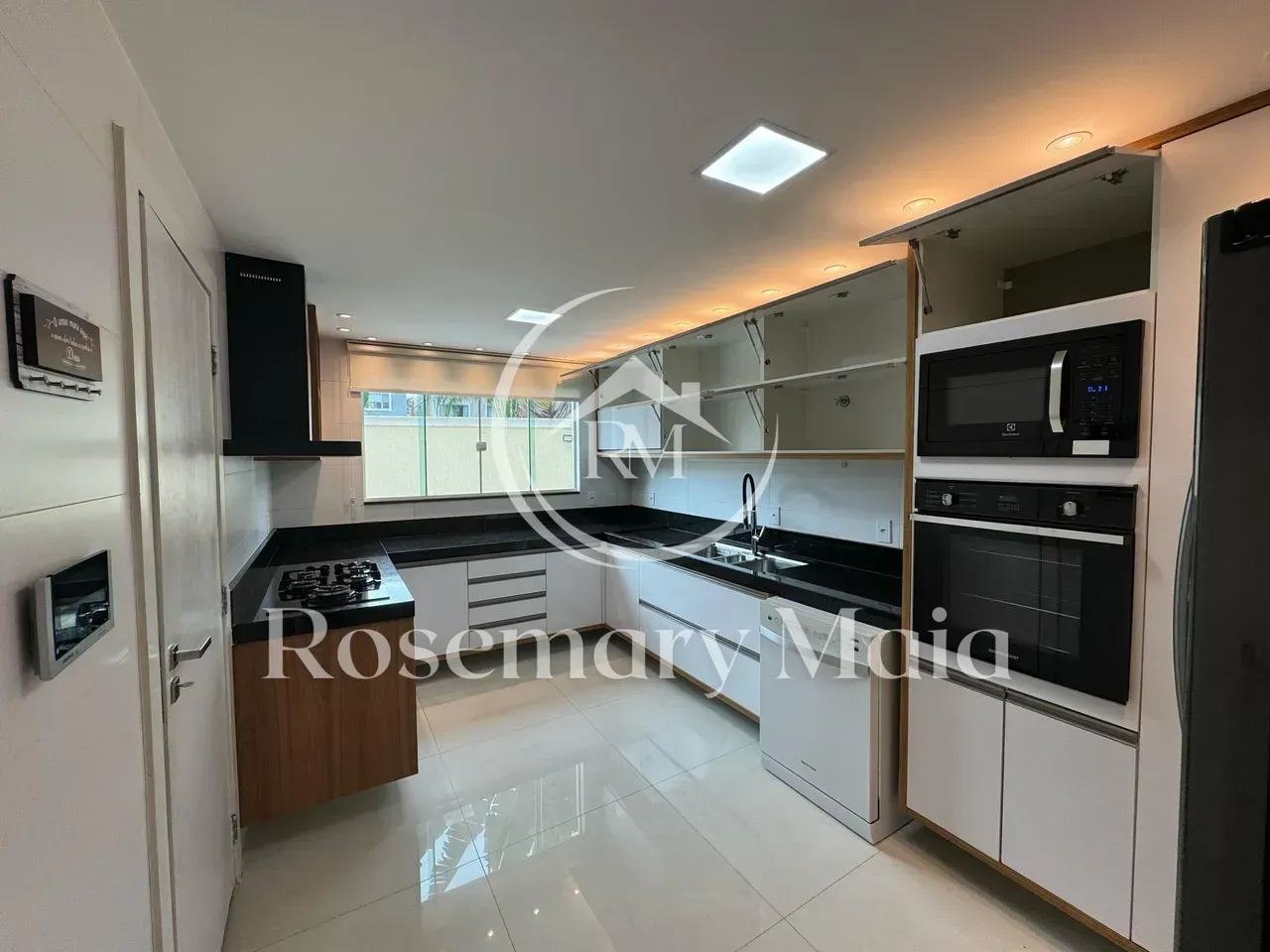 Furnished house with 4 bedrooms and 360 m² — photo 9