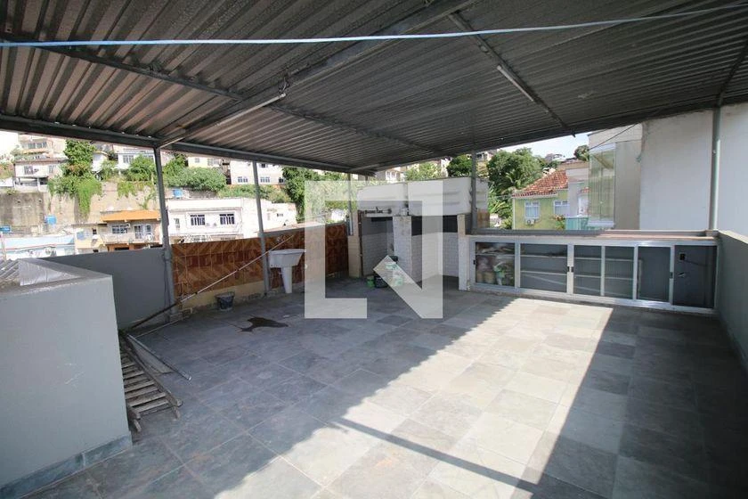 House with 4 bedrooms and 297 m², no parking — photo 48