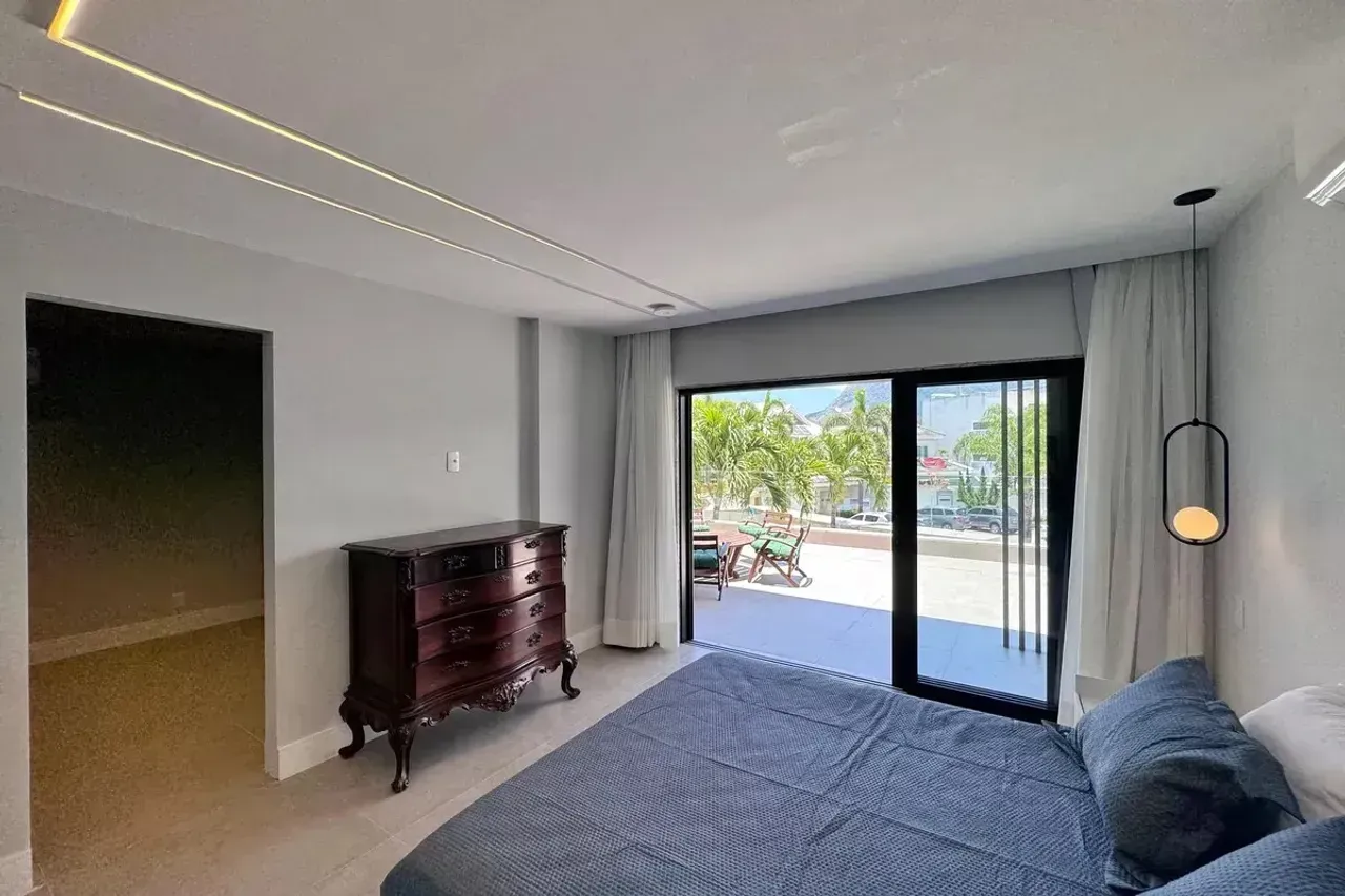 Casa de 4 dormitorios con ventanales de piso a techo — photo 23