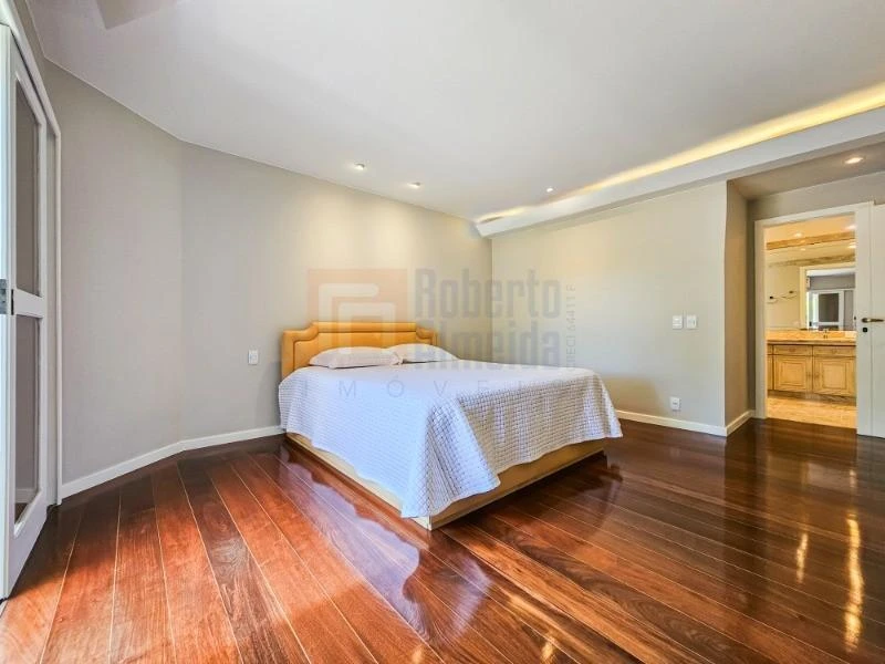 832 m² house with 6 bedrooms and an open-plan kitchen — photo 41