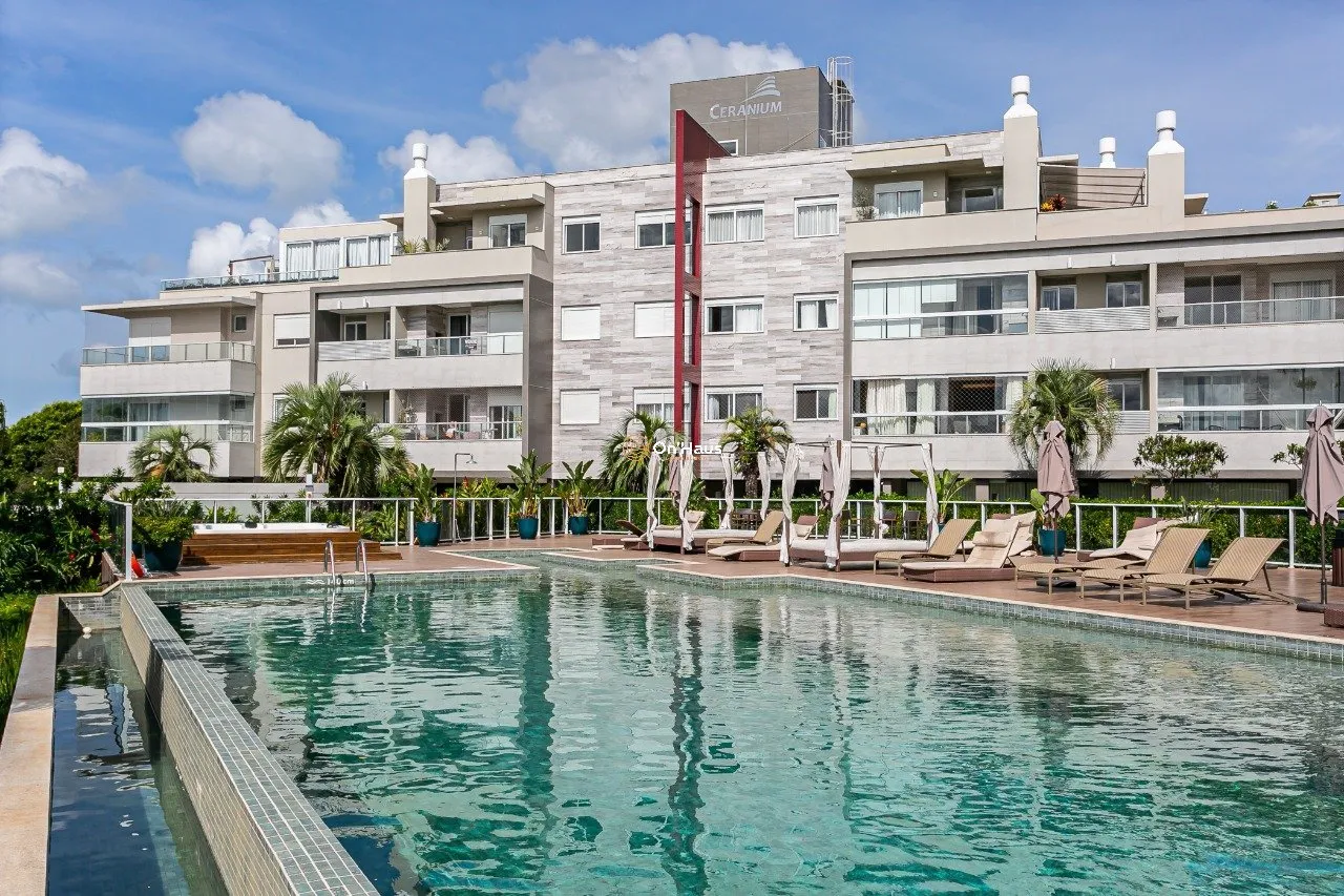 3-bedroom apartment in a building with a pool — photo 21