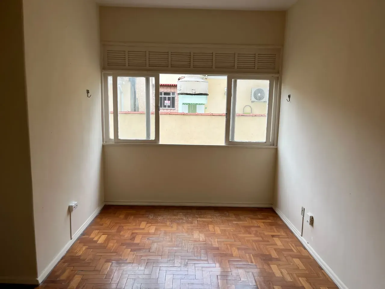 One-bedroom apartment with wood or laminate floors — photo 6