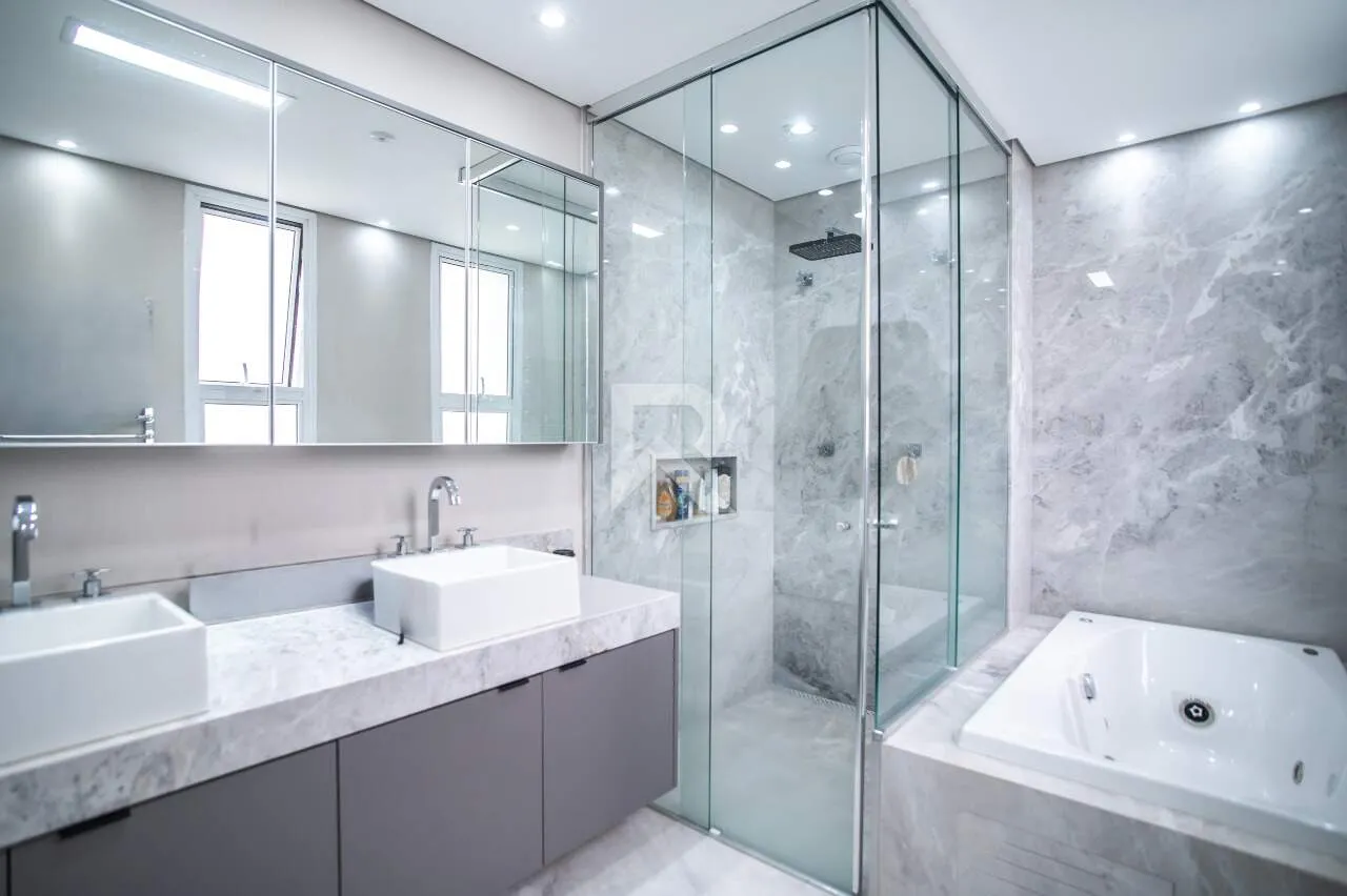 Furnished apartment with 4 en-suite bedrooms and 255 m² — photo 32
