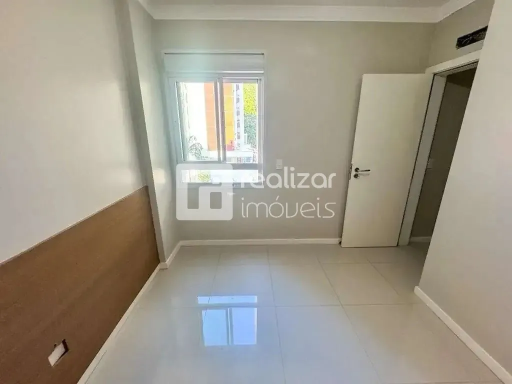 4-bedroom apartment in a building with a pool — photo 19