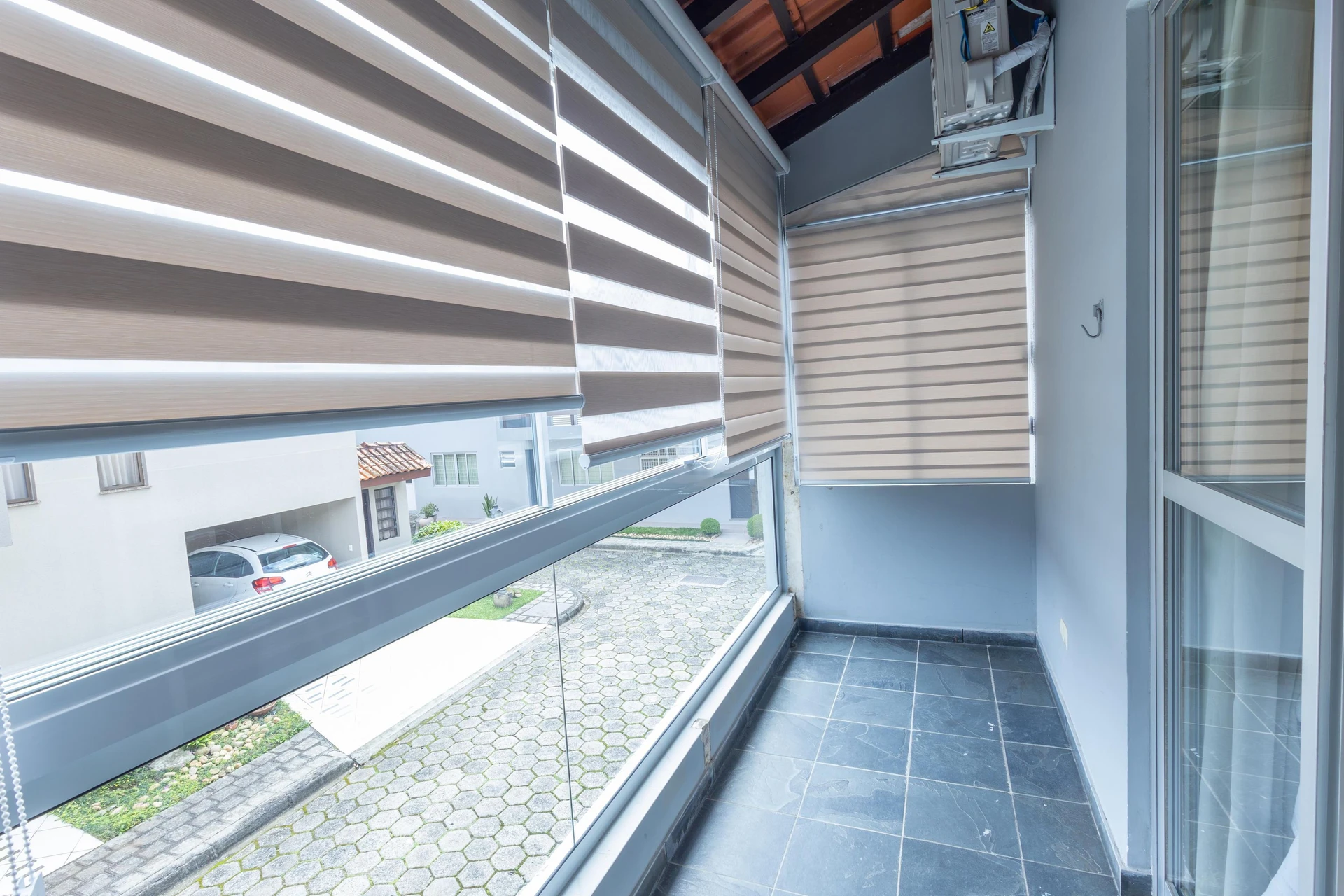 Bathtub in a 3-bedroom house, 180 m² — photo 45