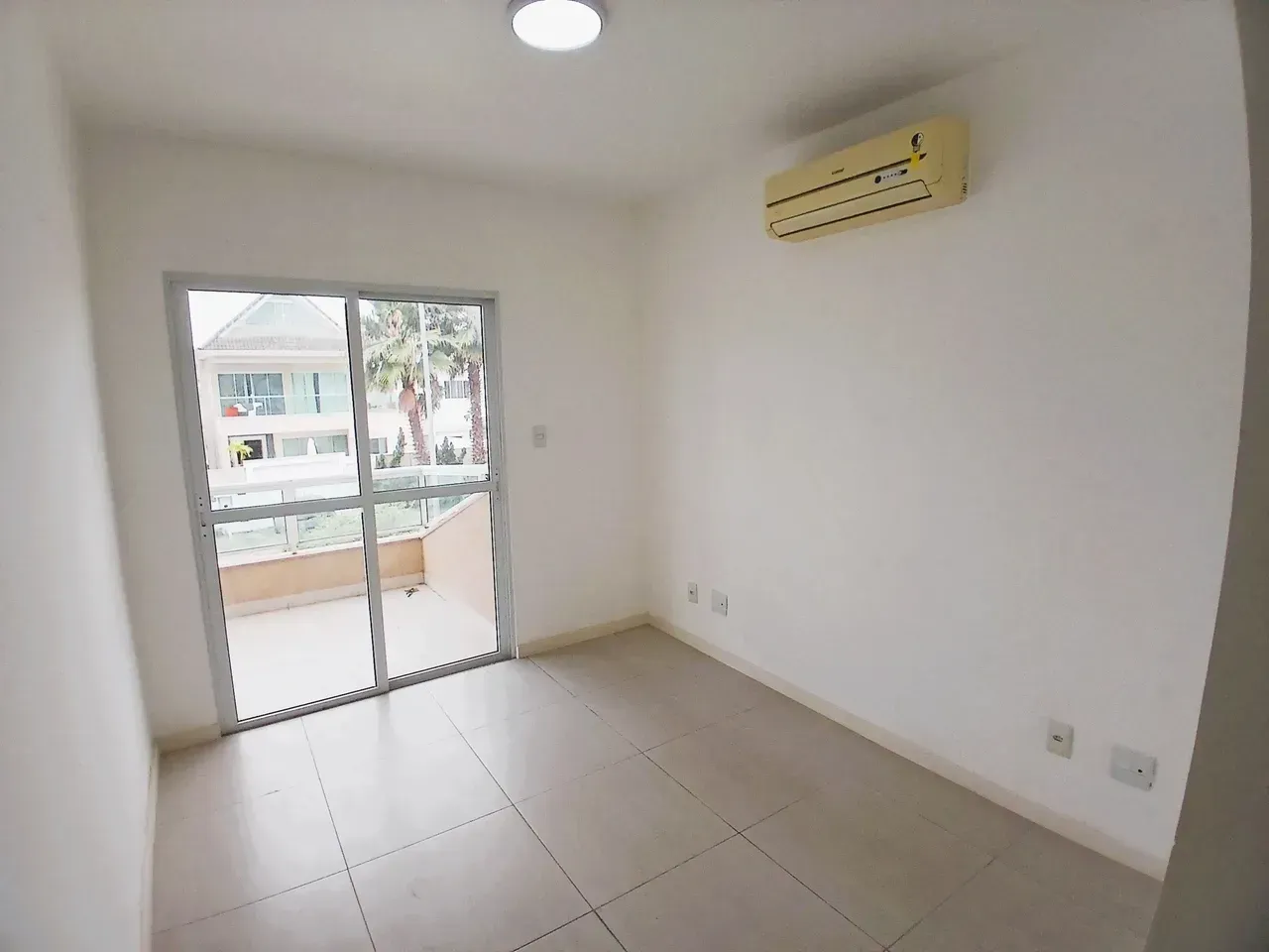 Unfurnished 300 m² house with 4 bedrooms and 5 baths — photo 4