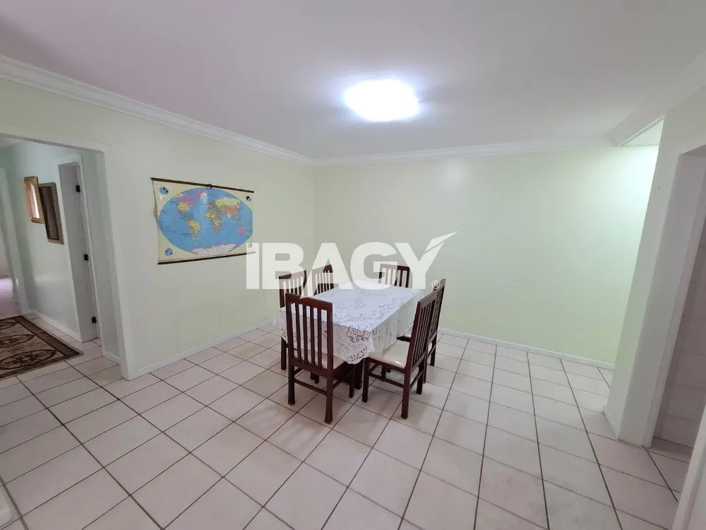 Apartamento amueblado de 3 dormitorios con balcón y parrilla — photo 4