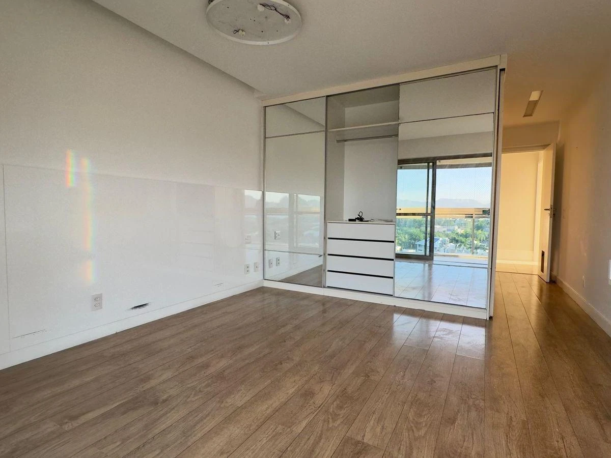 4-bedroom apartment with a separate kitchen, 260 m² — photo 48