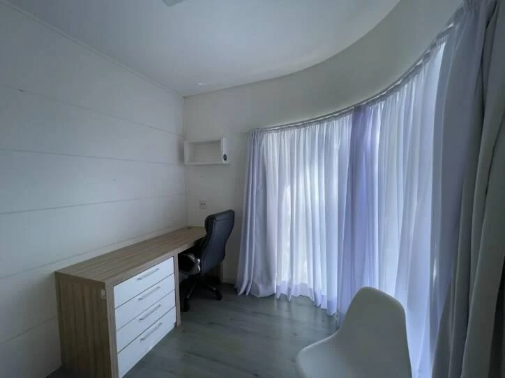 Ventanales de piso a techo y 4 dormitorios: casa de 400 m² — photo 25