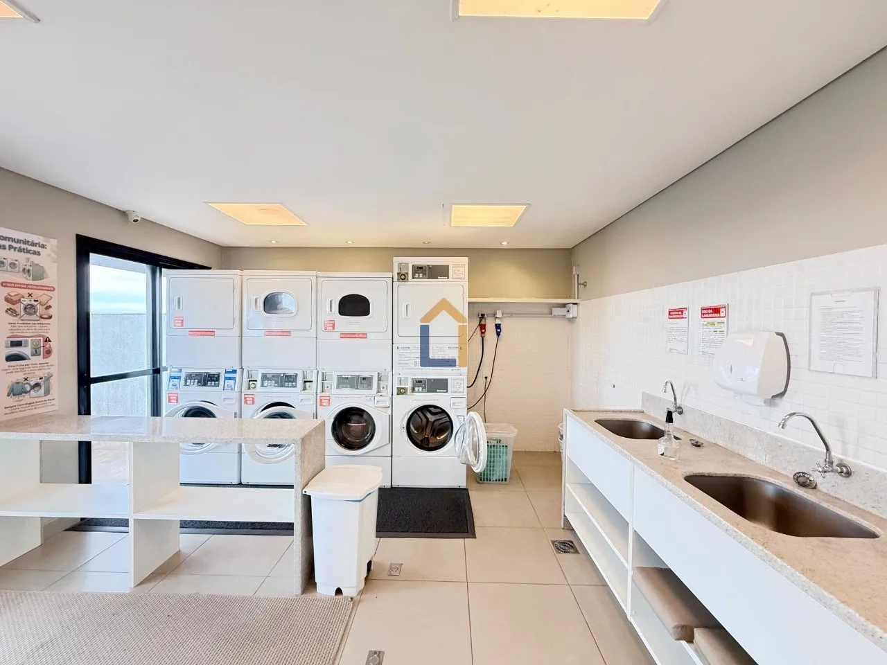 One-bedroom apartment with a dryer — photo 11
