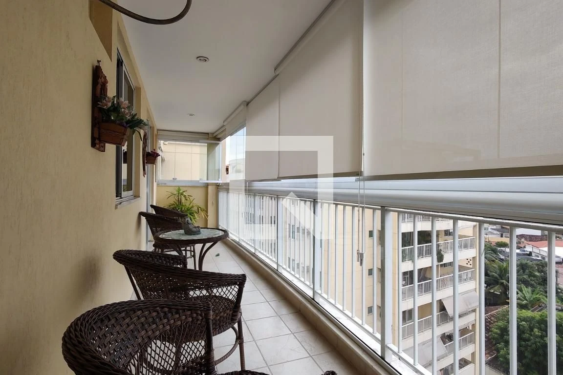 Glass-enclosed balcony in a 3-bedroom apartment, 155 m² — photo 20