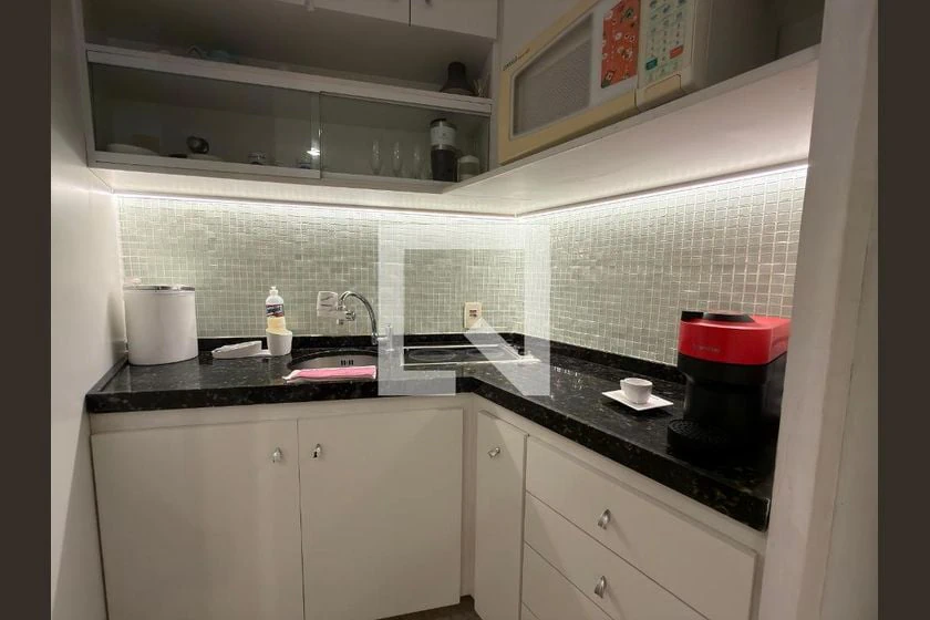 Apartamento mobiliado com cozinha americana e armários — photo 7