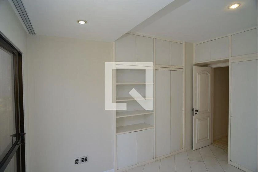 Apartamento para aluguel com 3 quartos e varanda de vidro — photo 12