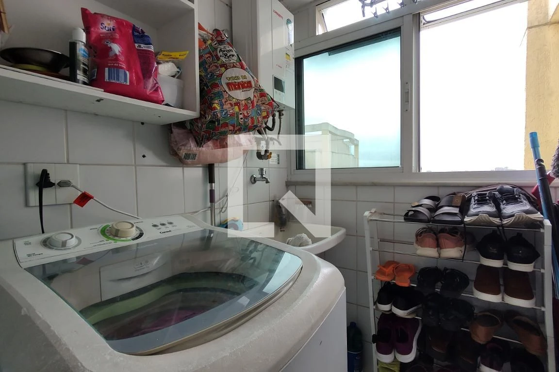 Glass-enclosed balcony in a 3-bedroom apartment, 155 m² — photo 35