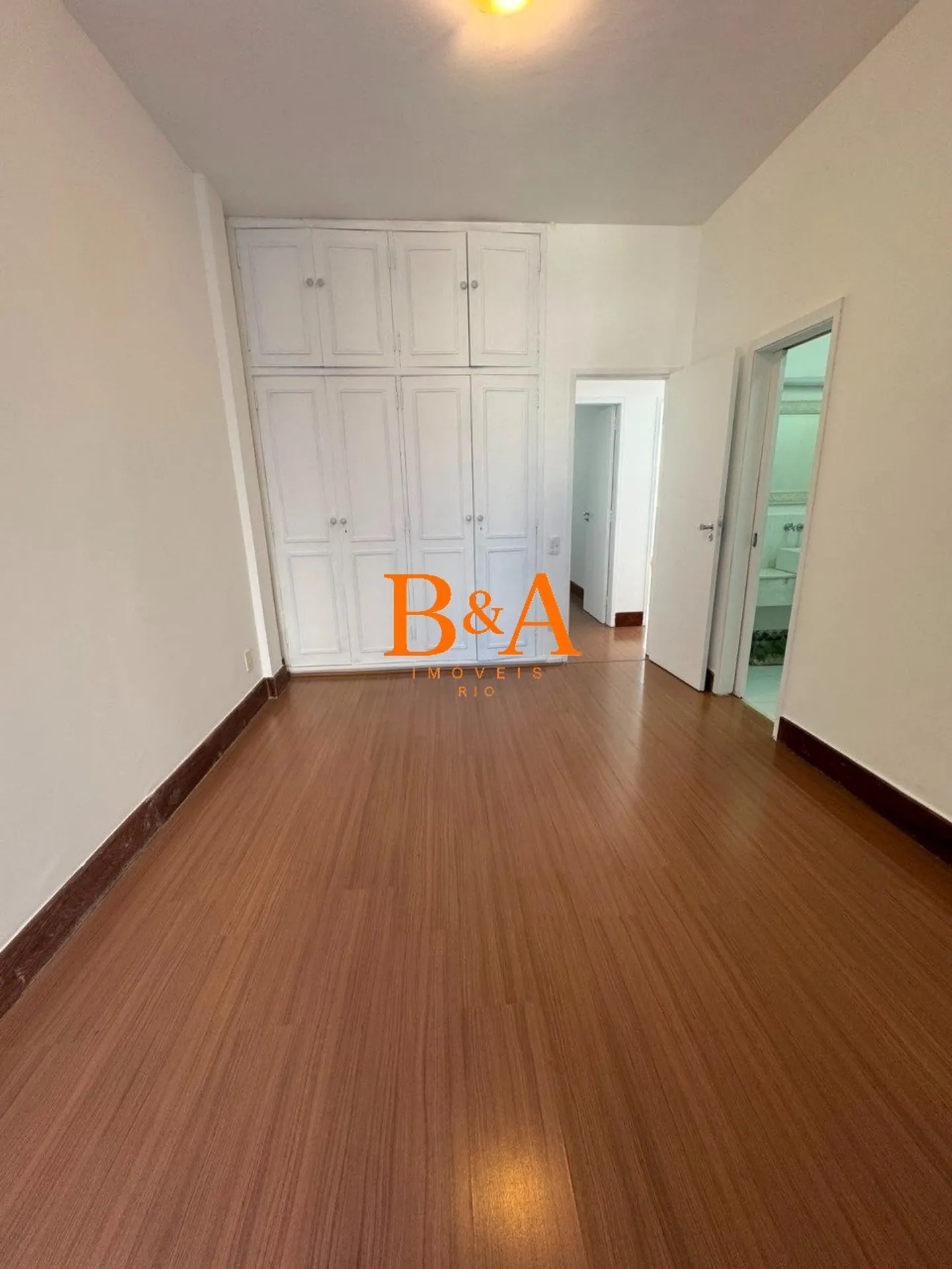 Apartment, 120 m², with wood or laminate floors — photo 21