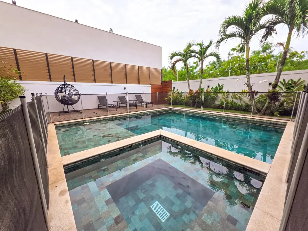 Furnished house, 920 m², with a bathtub — photo 48