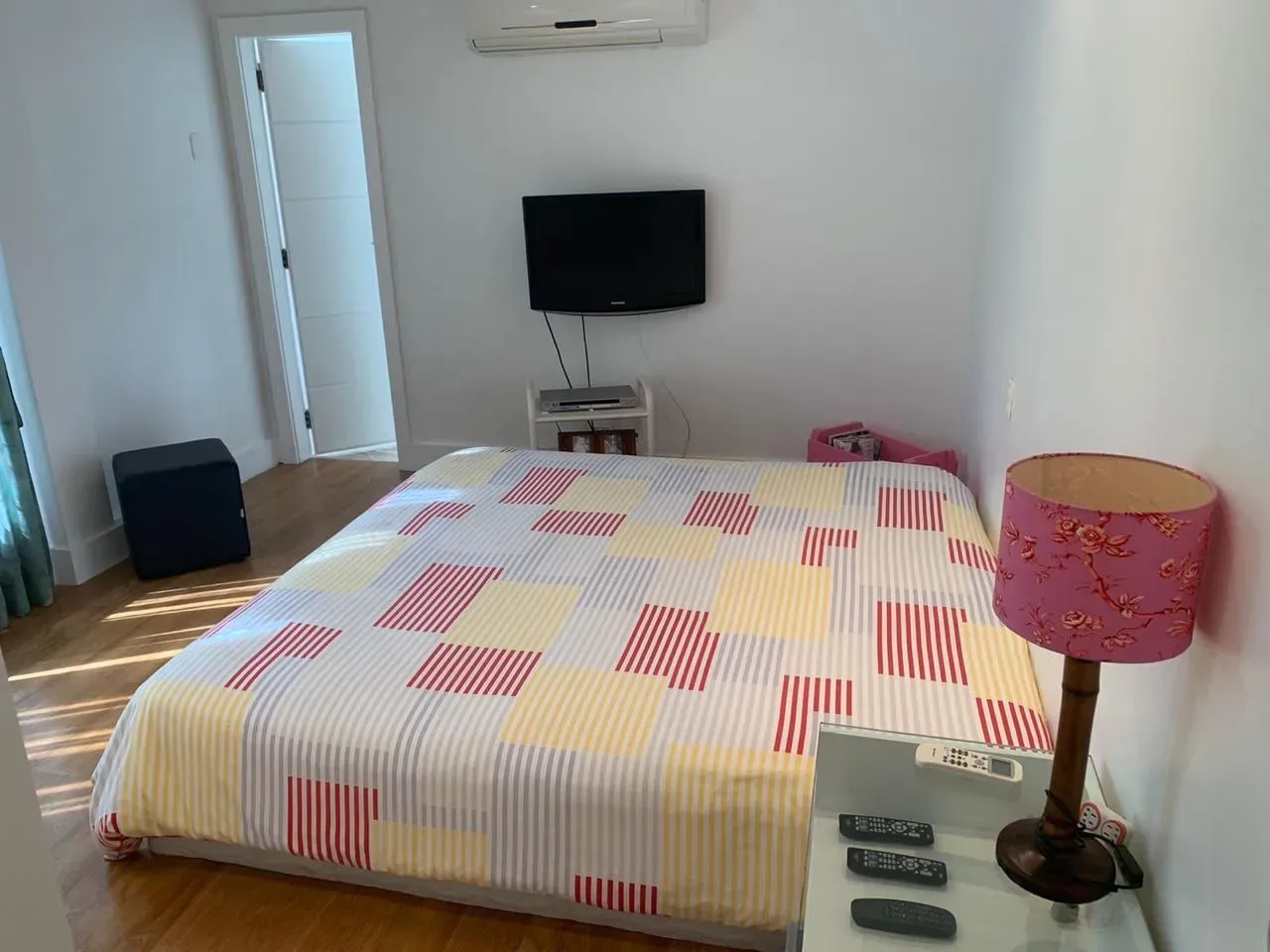 Furnished house with 4 bedrooms and 5 bathrooms, warm wood touches — photo 23