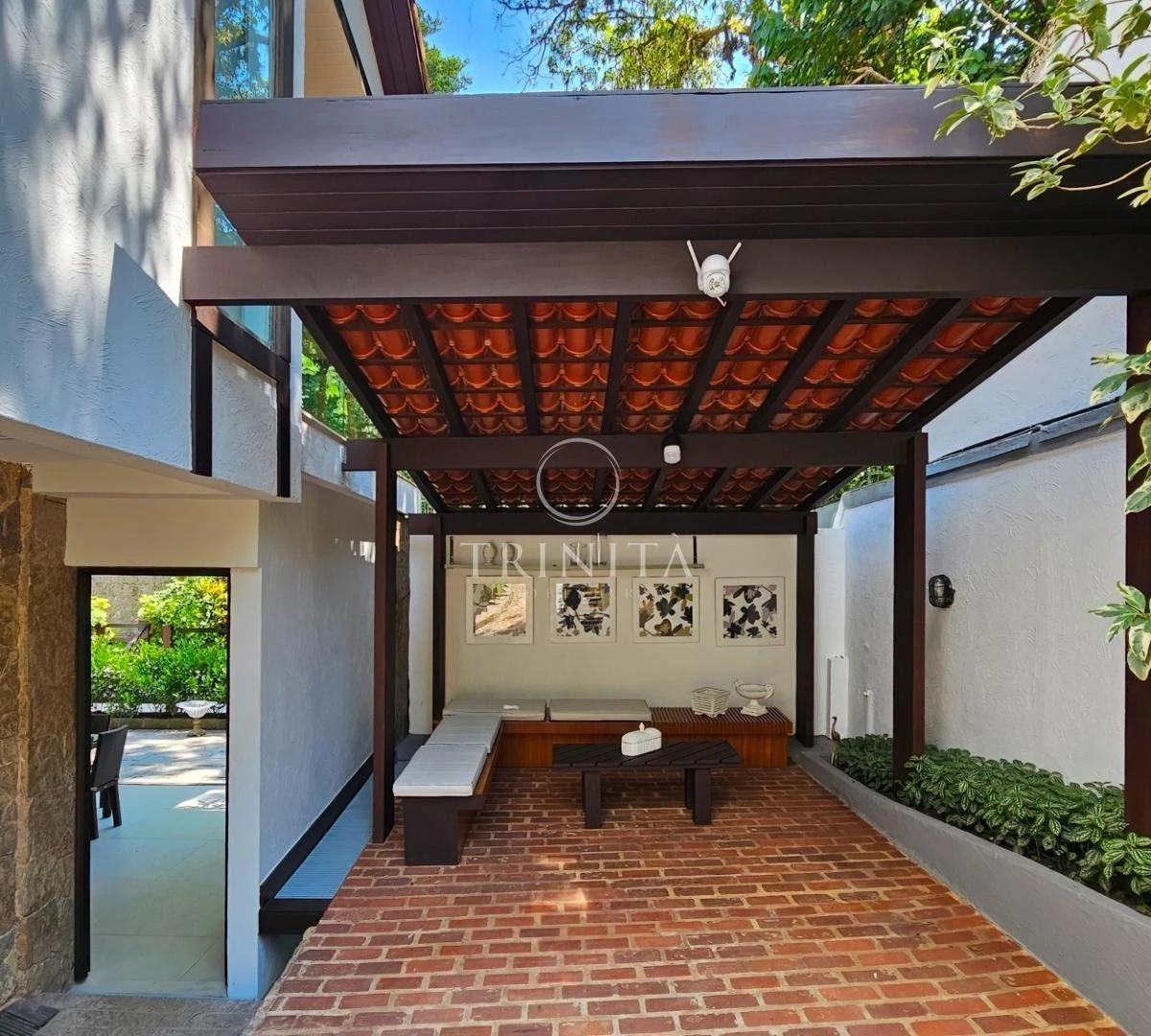 Casa mobiliada de 5 quartos com janelas do piso ao teto