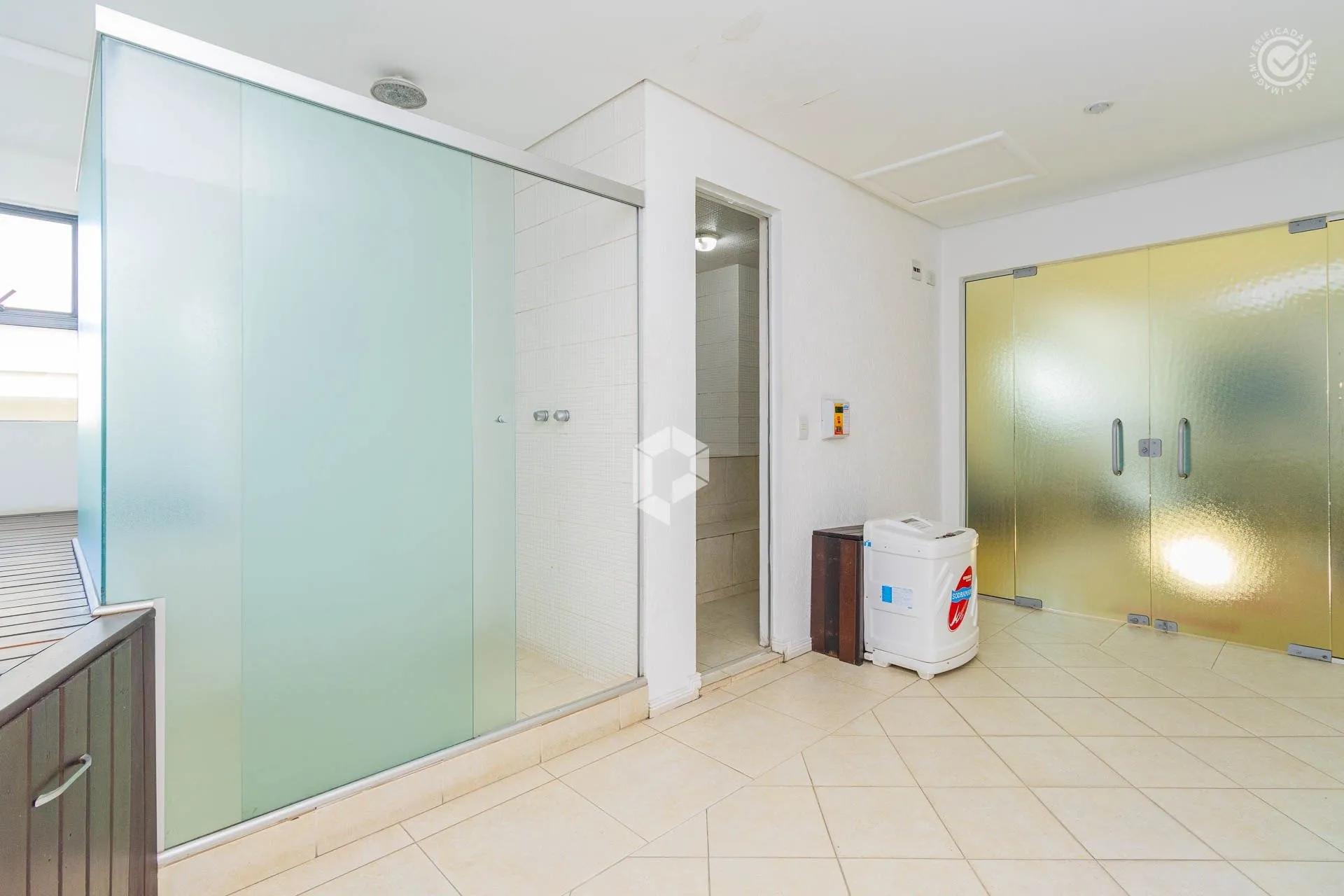 Furnished 1-bedroom apartment with a private BBQ — photo 26