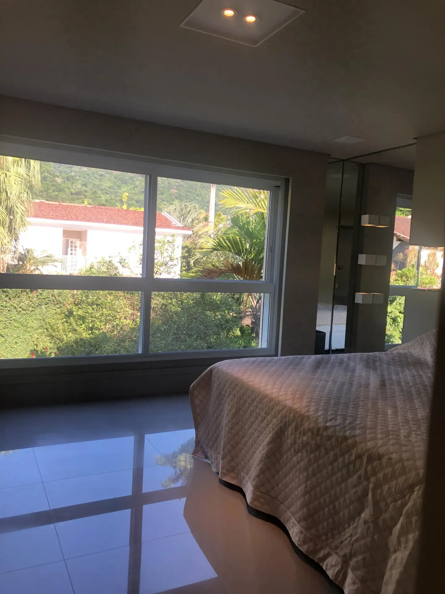 Condominium house with 4 bedrooms and 5 bathrooms — photo 36