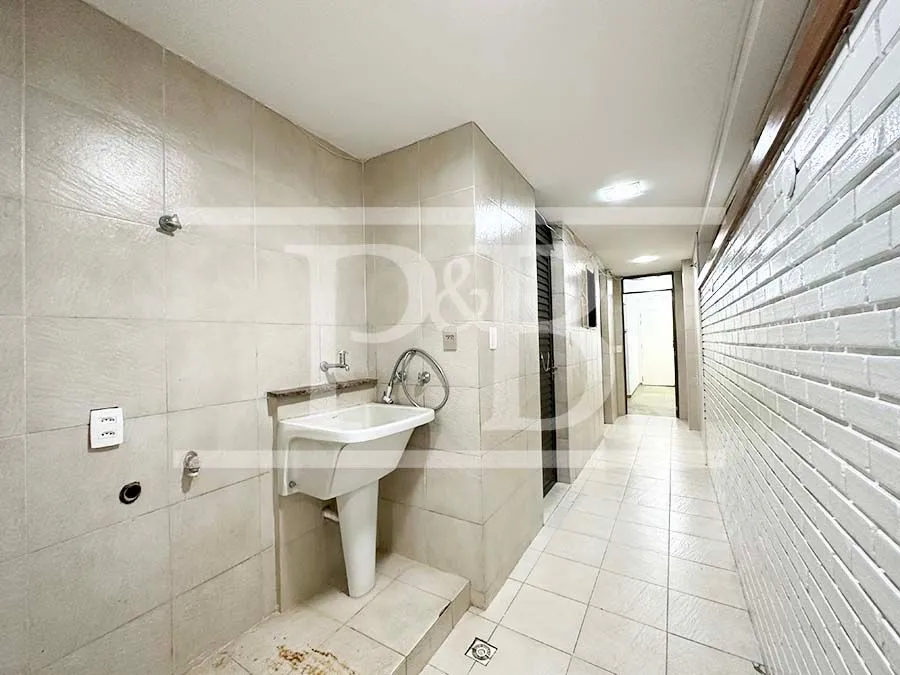 3-bedroom apartment with enclosed glass balcony — photo 36