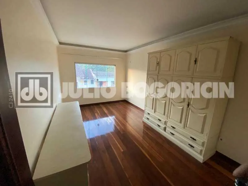Condo house with 5 bedrooms and 4 bathrooms — photo 24