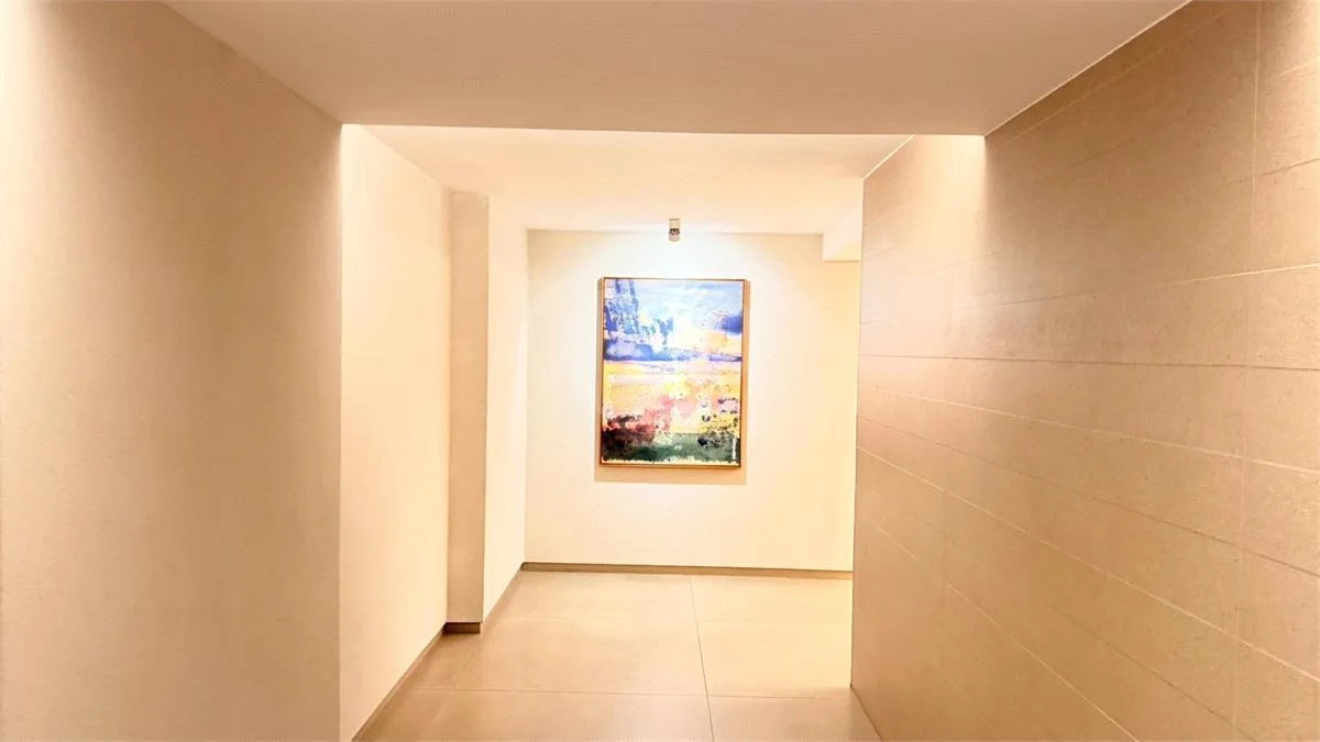 Wood or laminate floors in a 3-bedroom apartment, 91 m² — photo 39